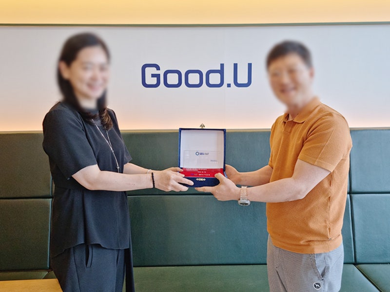 SBS A&T 相關負責人向 Good.U 代表頒發感謝牌